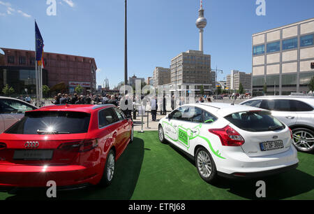 Le automobili elettriche, tra cui una Ford Focus electric (R) e un Audi A3 e-tron (L), sono in mostra presso la Conferenza nazionale del governo tedesco sulla mobilità elettrica a Berlino, Germania, 15 giugno 2015. Foto: WOLFGANG KUMM/dpa Foto Stock