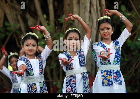 Dacca in Bangladesh. Il 15 giugno, 2015. Un gruppo di bambini di eseguire la danza durante la stagione delle piogge Festival a Dhaka il 15 giugno 2015. Un festival culturale accogliendo il primo giorno della stagione delle piogge si è tenuto presso l'Istituto di Belle Arti Institute presso l'università di Dhaka come parte di un gesto di benvenuto in inaugurando il monsone annuale. Credito: zakir hossain chowdhury zakir/Alamy Live News Foto Stock