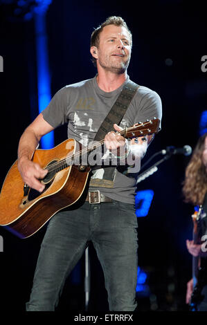 Giugno 11, 2015 - Nashville, Tennessee, Stati Uniti d'America - musicista DIERKS BENTLEY esegue a LP Field come parte del 2015 CMA Music Festival che si svolge nel centro di Nashville. La quattro giorni di festival della musica country attirano migliaia di appassionati provenienti da tutto il mondo per vedere una varietà di artista in più stadi. Copyright 2015 Jason Moore. (Credito Immagine: © Jason Moore/ZUMA filo) Foto Stock