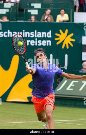 Roger Federer (SUI) gioca un colpo nel primo round del Gerry Weber Open. Federer ha vinto 7-6, 3-6, 7-6. Foto Stock