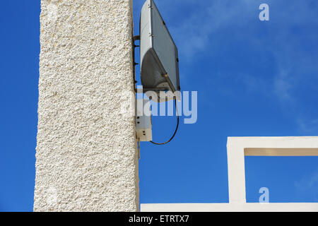 Gli elementi di calcestruzzo di progetti architettonici con proiettore a luce del sole su un blu brillante sullo sfondo del cielo. Foto Stock