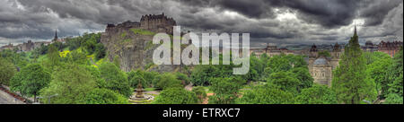 Panorama del castello di Edimburgo, sulla Montagnola, Scotland, Regno Unito Foto Stock