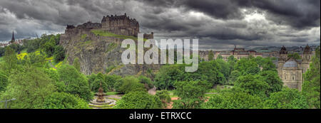 Panorama del castello di Edimburgo, sulla Montagnola, Scotland, Regno Unito Foto Stock