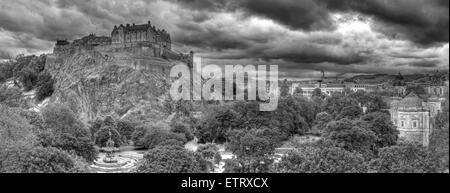 B/W Panorama del castello di Edimburgo, sulla Montagnola, Scotland, Regno Unito Foto Stock