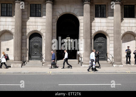 La gente a piedi passando dalla banca di Inghilterra Foto Stock