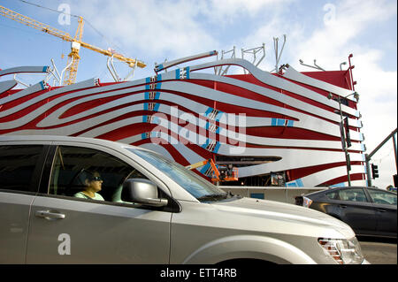 Los Angeles, California, USA. Il 15 giugno, 2015. La costruzione di una nuova facciata a Petersen del museo automobilistico Credito: Robert Landau/Alamy Live News Foto Stock