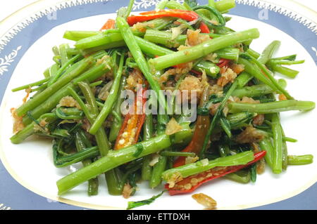 Mescolare acqua fritto spinaci / gloria di mattina con gamberi secchi / pesce e frutti di mare, il cibo tailandese Foto Stock