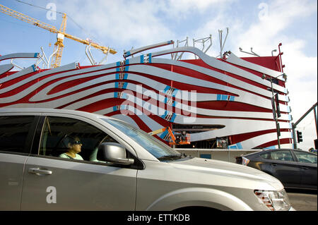 Los Angeles, California, USA. Il 15 giugno, 2015. La costruzione della nuova facciata al Petersen Automotive Museum di Los Angeles ha cominciato e la popolare attrazione sul Wilshire Blvd. è programmato per aprire nuovamente nel dicembre del 2015. Credito: Robert Landau/Alamy Live News Foto Stock