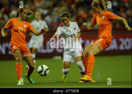 Montreal, Canada. Il 15 giugno, 2015. Jessie Fleming (17) del Canada con la palla durante il FIFA Womens World Cup di gruppo e corrispondenza tra il Canada e i Paesi Bassi allo Stadio Olimpico di Montreal, in Canada il 15 giugno 2015. Credito: Cal Sport Media/Alamy Live News Foto Stock