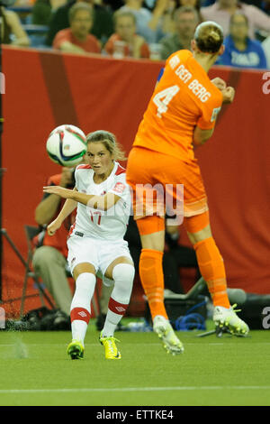 Montreal, Canada. Il 15 giugno, 2015. Jessie Fleming (17) del Canada passa la palla durante il FIFA Womens World Cup di gruppo e corrispondenza tra il Canada e i Paesi Bassi allo Stadio Olimpico di Montreal, in Canada il 15 giugno 2015. Credito: Cal Sport Media/Alamy Live News Foto Stock