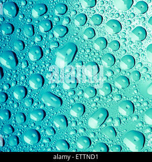 Gocce di acqua su sfondo blu Foto Stock