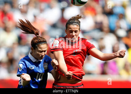 (150615) -- WINNIPEG, Giugno 15, 2015(Xinhua) -- Lena Lotzen della Germania il sistema VIES con Sunisa Srangthaisong della Thailandia durante il Gruppo B match tra la Germania e la Tailandia a Winnipeg Stadium di Winnipeg, Canada il 15 giugno 2015. La Germania ha vinto 4-0. (Xinhua/Wang Lili) Foto Stock