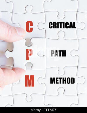 La mano di un uomo di affari di completare il puzzle con l'ultimo pezzo mancante.Concetto di immagine di Business acronimo CPM come percorso critico metodo Foto Stock