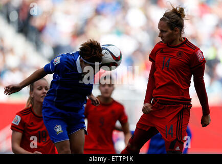 Winnipeg, Canada. Il 15 giugno, 2015. Babett Peter (R) della Repubblica federale di Germania il sistema VIES con Natthakarn Chinwong della Thailandia durante il loro gruppo B corrisponde al 2015 FIFA Coppa del mondo femminile in Winnipeg, Canada, 15 giugno 2015. La Germania ha vinto 4-0. Credito: Wang Lili/Xinhua/Alamy Live News Foto Stock