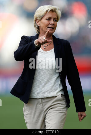 Winnipeg, Canada. Il 15 giugno, 2015. Silvia Neid, allenatore della Germania, reagisce dopo il gruppo B match contro la Tailandia alla 2015 FIFA Coppa del mondo femminile in Winnipeg, Canada, 15 giugno 2015. La Germania ha vinto 4-0. Credito: Wang Lili/Xinhua/Alamy Live News Foto Stock