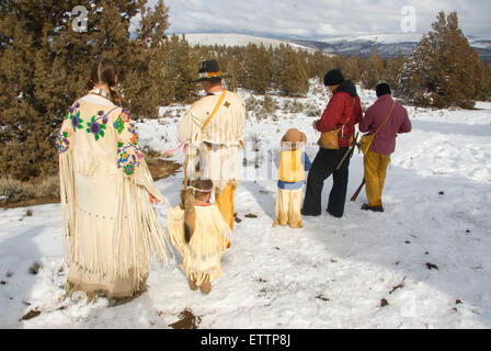 Famiglia Reenactor sulla gamma, Grizzly Mountain Fucili a canna lunga dorsale del cavallo Rendezvous, Deschutes County, Oregon Foto Stock