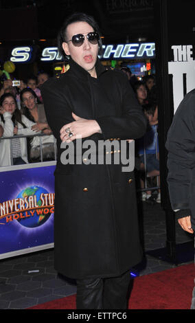 LOS ANGELES, CA - 10 ottobre 2011: Marilyn Manson alla prima mondiale di "cosa" presso gli Universal Studios di Hollywood. Foto Stock