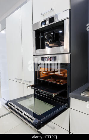 Moderno hi-tek cucina, forno con lo sportello aperto Foto Stock