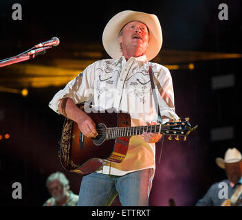 Giugno 11, 2015 - Nashville, Tennessee, Stati Uniti d'America - musicista ALAN JACKSON esegue a LP Field come parte del 2015 CMA Music Festival che si svolge nel centro di Nashville. La quattro giorni di festival della musica country attirano migliaia di appassionati provenienti da tutto il mondo per vedere una varietà di artista in più stadi. Copyright 2015 Jason Moore. © Jason Moore/ZUMA filo/Alamy Live News Foto Stock