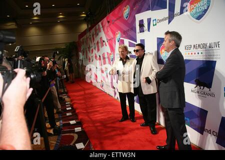 Siegfried Fischbacher, Roy Horn presso gli arrivi per mantenere viva la memoria del XIX annuale di potenza di amore Gala, MGM Grand Garden Arena di Las Vegas, NV il 13 giugno 2015. Foto di: James Atoa/Everett Collection Foto Stock