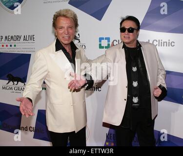 Siegfried Fischbacher, Roy Horn presso gli arrivi per mantenere viva la memoria del XIX annuale di potenza di amore Gala, MGM Grand Garden Arena di Las Vegas, NV il 13 giugno 2015. Foto di: James Atoa/Everett Collection Foto Stock