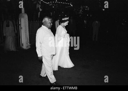 La Queens Royal visita nello Sri Lanka 21st-25th October 1981. Sua Maestà la Regina Elisabetta II ha visitato lo Sri Lanka due volte poiché prima dell'indipendenza nel 1953 e poi nel 1981. La regina della seconda visita è stato quello di partecipare alle celebrazioni per i 50 anni di adulto universali Franchising in Sri Lanka. La diga di Victoria sotto il Mahaweli programma di deviazione è stata ceremoniously aperta dal Primo Ministro Margaret Thatcher nel 1984. Sri Lanka di legami con la Gran Bretagna sono molteplici e coprono una vasta gamma di settori. Per un periodo di tempo in Gran Bretagna da interessi commerciali in Sri Lanka hanno mostrato un graduale spostamento dalle piantagioni Foto Stock