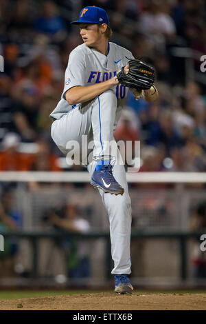 Omaha, NE, Stati Uniti d'America. Il 15 giugno, 2015. Virginia primo baseman Pavin Smith #10 in azione durante il gioco 6 del 2015 uomini del NCAA College World Series tra la Virginia Cavaliers e Florida Gators a TD Ameritrade Park in Omaha, NE.Nathan Olsen/Cal Sport Media/Alamy Live News Foto Stock