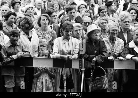 Una folla in ascolto al Primo Ministro conservatore Alec Douglas-Home a Ongar. In questo caso il signor Austen Brooks, un membro della Lega di Empire lealisti, heckled Signor Douglas-Home. Il 27 luglio 1964. Foto Stock