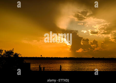 Curiosi di apprezzare un drammatico cielo tempestoso al tramonto sul lago Overholser, Oklahoma City, Oklahoma, Stati Uniti d'America. Foto Stock