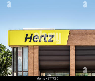 L'esterno alla vetrina di un Hertz noleggio automobili store. Oklahoma City, Oklahoma, Stati Uniti d'America. Foto Stock