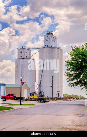 Elevatori della granella nella cittadina rurale di Okarche, Oklahoma, Stati Uniti d'America. Foto Stock