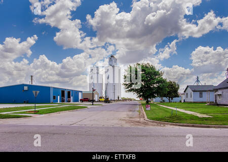Elevatori della granella in una cittadina rurale di Okarche, Oklahoma, Stati Uniti d'America. Foto Stock