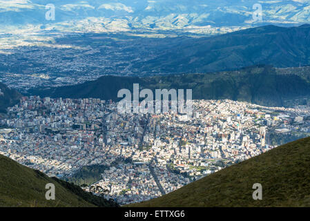 Quito, Ecuador tentacolare fuori oltre il paesaggio Foto Stock