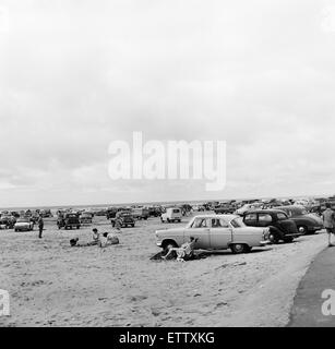I vacanzieri e le loro auto sulla spiaggia di Southport, Merseyside. 5 agosto 1959. Foto Stock