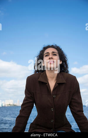 Donna latina all'aperto Foto Stock