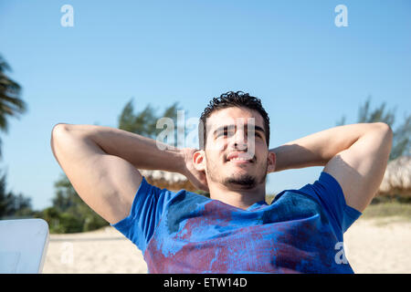 Giovane uomo sulla spiaggia Foto Stock