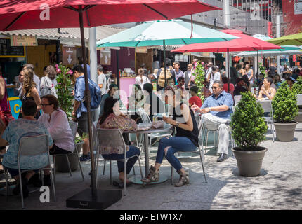 Foodies godetevi le offerte presso i morsi di Urbano mercato all'aperto in Penn Plaza di New York di Domenica, 14 giugno 2015. La famosa cucina di stagione fiera, in un precedentemente sottoutilizzate passano attraverso lo spazio che ha attratto i senzatetto, offre un assortimento di ristoranti che offrono un Outdoor dining experience attirare affamati impiegati nel settore, acquirenti e turisti. (© Richard B. Levine) Foto Stock