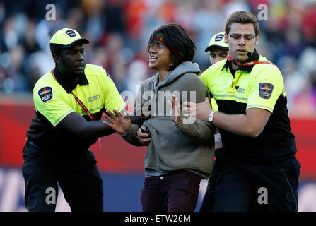 Winnipeg, Canada. Il 15 giugno, 2015. Un intruso viene espulso durante il gruppo di un match tra Cina e Nuova Zelanda al Winnipeg Stadium di Winnipeg, Canada, il 15 giugno 2015. La partita si è conclusa con un pareggio per 2-2. Cina avanzate per il round di 16. Credito: Wang Lili/Xinhua/Alamy Live News Foto Stock