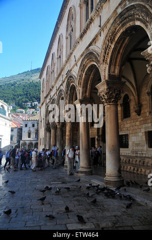 Nella città vecchia di Dubrovnik, vi è molto da vedere lungo le pareti, costa e strette strade all'interno. Foto Stock