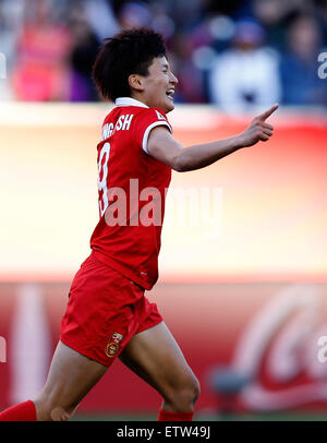 Winnipeg, Canada. Il 15 giugno, 2015. Wang Shanshan della Cina celebra durante il gruppo di un match contro la Nuova Zelanda a Winnipeg Stadium di Winnipeg, Canada, il 15 giugno 2015. La partita si è conclusa con un pareggio per 2-2. Cina avanzate per il round di 16. Credito: Wang Lili/Xinhua/Alamy Live News Foto Stock