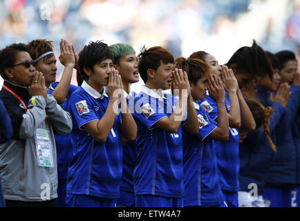 Winnipeg, Canada. Il 15 giugno, 2015. I giocatori di Thailandia salutare pubblico dopo il gruppo B match contro la Germania al 2015 FIFA Coppa del mondo femminile in Winnipeg, Canada, 15 giugno 2015. La Tailandia ha perso 0-4. Credito: Ding Xu/Xinhua/Alamy Live News Foto Stock