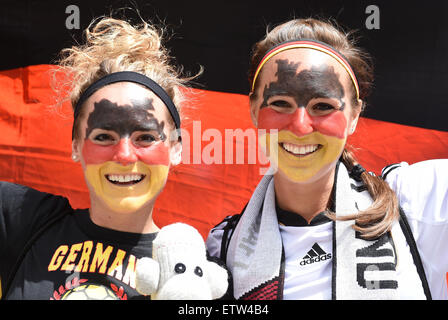 Winnipeg, Canada. Il 15 giugno, 2015. Gli appassionati di Germania reagiscono durante il FIFA donne"s World Cup 2015 Gruppo B partita di calcio tra la Tailandia e la Germania a Winnipeg Stadium di Winnipeg, Canada, 15 giugno 2015. Credito: dpa picture alliance/Alamy Live News Foto Stock
