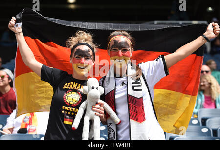 Winnipeg, Canada. Il 15 giugno, 2015. Gli appassionati di Germania reagiscono durante il FIFA donne"s World Cup 2015 Gruppo B partita di calcio tra la Tailandia e la Germania a Winnipeg Stadium di Winnipeg, Canada, 15 giugno 2015. Credito: dpa picture alliance/Alamy Live News Foto Stock