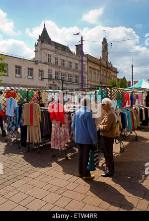 Il mercato di Loughborough town center LEICESTERSHIRE REGNO UNITO Inghilterra con bancarelle e per lo shopping Foto Stock