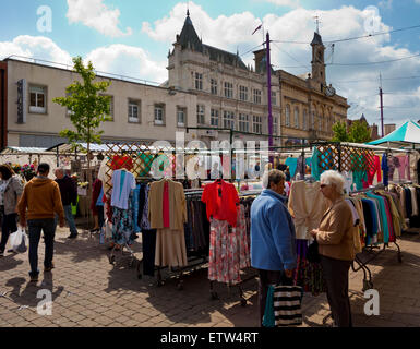 Il mercato di Loughborough town center LEICESTERSHIRE REGNO UNITO Inghilterra con bancarelle e per lo shopping Foto Stock