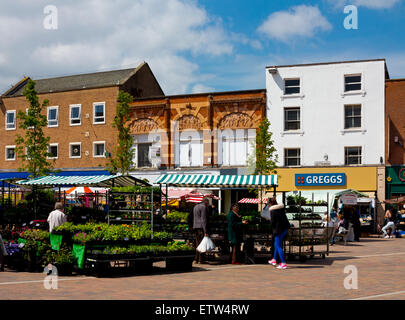 Il mercato di Loughborough town center LEICESTERSHIRE REGNO UNITO Inghilterra con bancarelle e per lo shopping Foto Stock