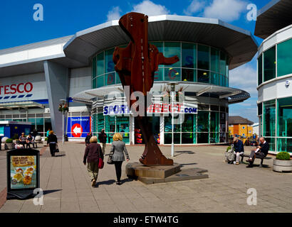 I giunchi Shopping Center a Loughborough LEICESTERSHIRE REGNO UNITO Inghilterra con scultura di metallo nella parte anteriore dello sport Direct shop Foto Stock