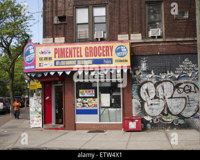Piccolo supermercato lungo la Chiesa Avenue nella classe operaia quartiere Flatbush di Brooklyn, New York. Foto Stock