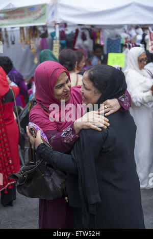 Due vecchi amici salutino cordialmente a un bangladese street festival di Brooklyn, New York. Foto Stock