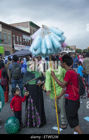 Le madri con bambini piccoli in una fiera di strada nel quartiere del Bangladesh in Kensington, Brooklyn, New York. Foto Stock